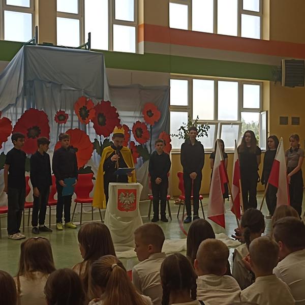 Uczniowie na apelu