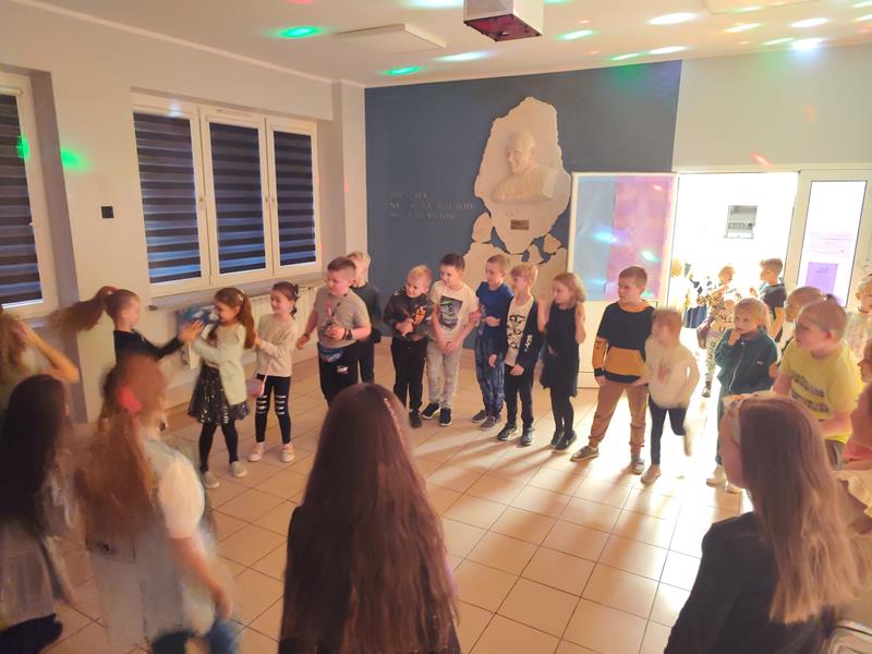 Dzieci chwytające buta
