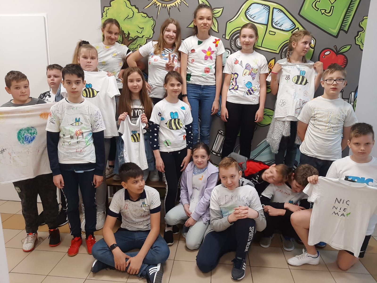 grupa uczniów zebrana na zajęciach