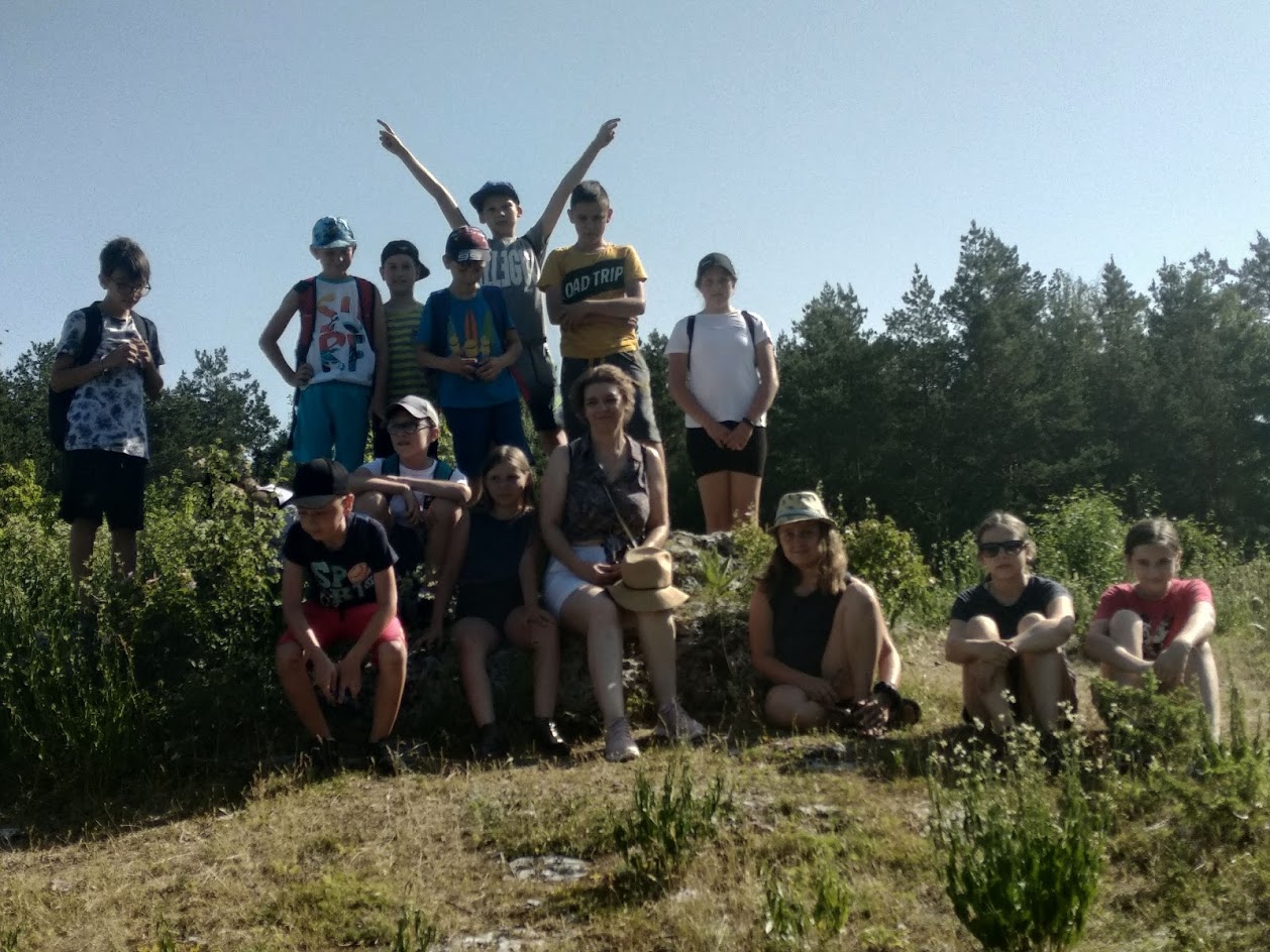 Uczniowie z wychowawczynią klasy IV