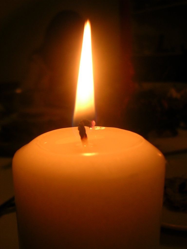 Paląca się świeca.